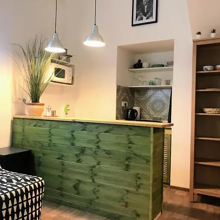 Fun Tiki Vibe / Charles Bridge / Netflix Apartment