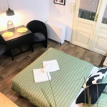 Fun Tiki Vibe / Charles Bridge / Netflix Apartment Prag