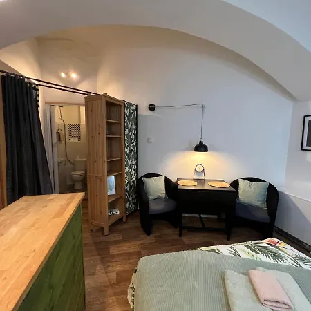 Fun Tiki Vibe / Charles Bridge / Netflix Prag