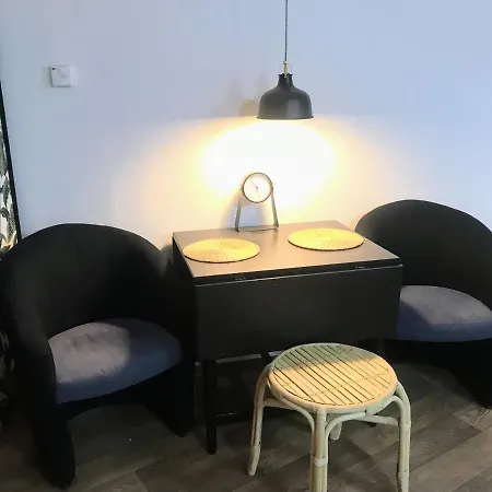 Fun Tiki Vibe / Charles Bridge / Netflix Apartment *