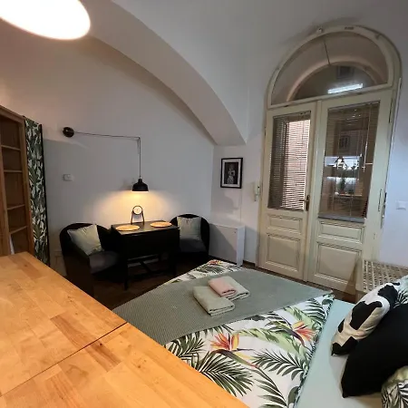 Fun Tiki Vibe / Charles Bridge / Netflix Appartement *