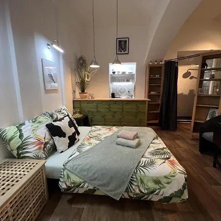 Fun Tiki Vibe / Charles Bridge / Netflix Apartment Prague