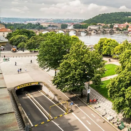 Fun Tiki Vibe / Charles Bridge / Netflix *