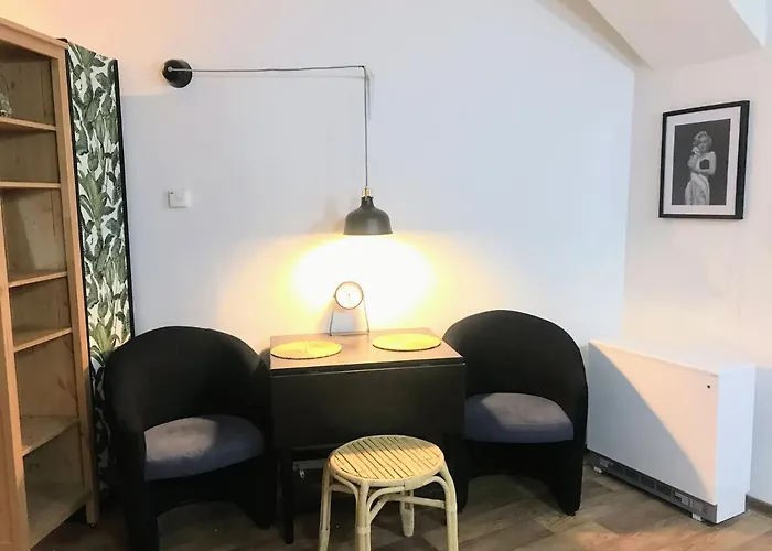 Fun Tiki Vibe / Charles Bridge / Netflix Prága