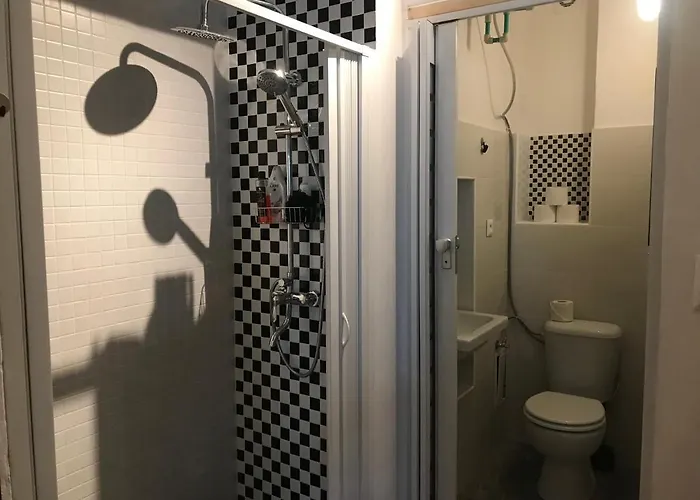 Fun Tiki Vibe / Charles Bridge / Netflix Prága