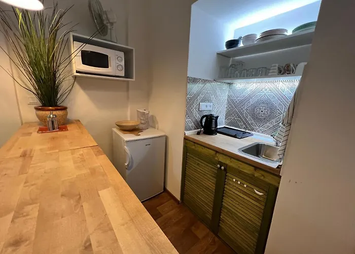 Fun Tiki Vibe / Charles Bridge / Netflix Prága