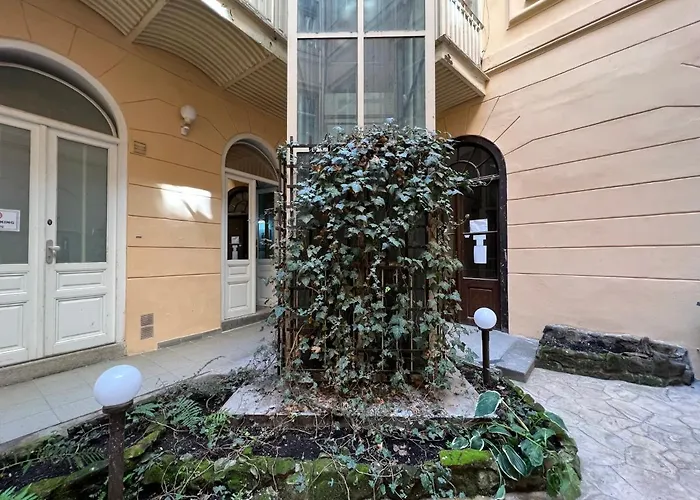 Fun Tiki Vibe / Charles Bridge / Netflix Apartman *