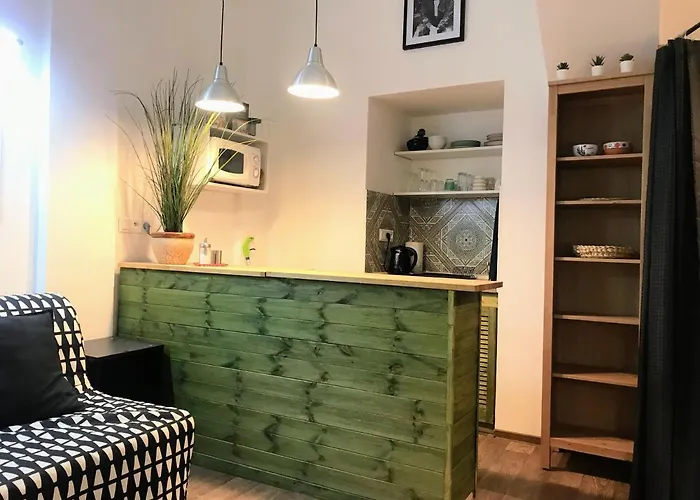 Fun Tiki Vibe / Charles Bridge / Netflix Apartman