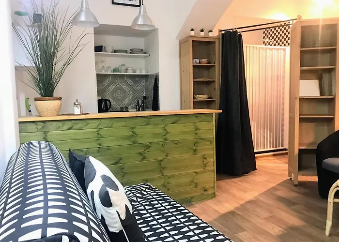 Fun Tiki Vibe / Charles Bridge / Netflix *