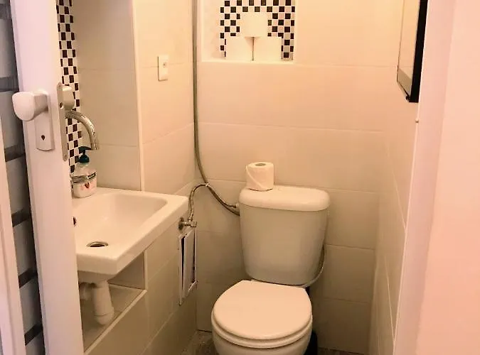 Apartman Fun Tiki Vibe / Charles Bridge / Netflix *