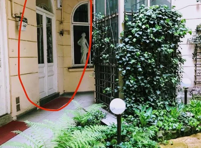 Fun Tiki Vibe / Charles Bridge / Netflix Apartman Prága