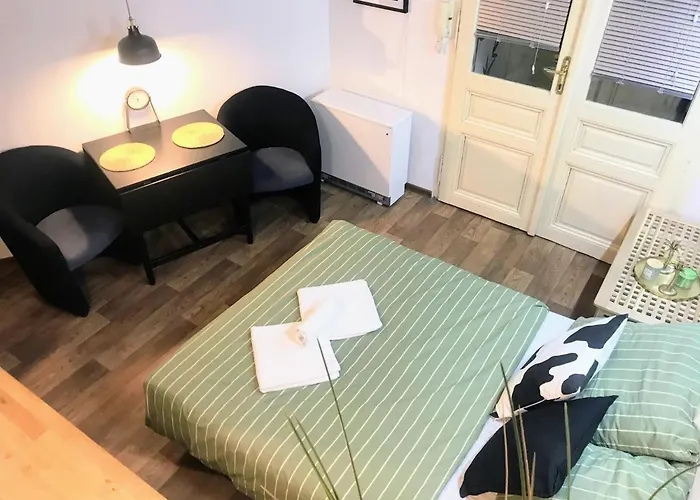 Fun Tiki Vibe / Charles Bridge / Netflix Apartman Prága