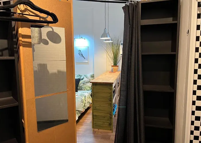 Fun Tiki Vibe / Charles Bridge / Netflix Apartman