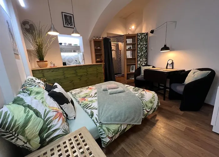 Fun Tiki Vibe / Charles Bridge / Netflix *