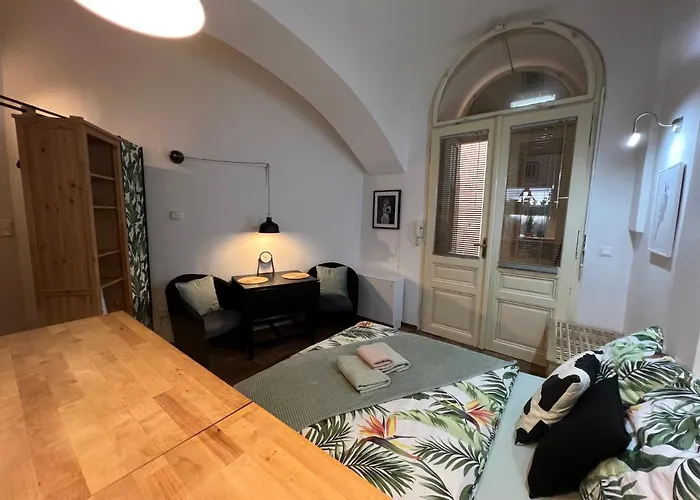 Fun Tiki Vibe / Charles Bridge / Netflix Apartman *