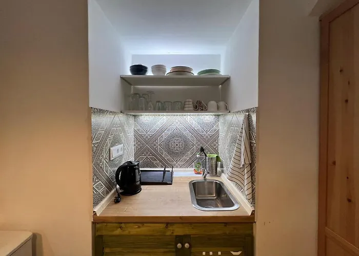 Fun Tiki Vibe / Charles Bridge / Netflix Prága