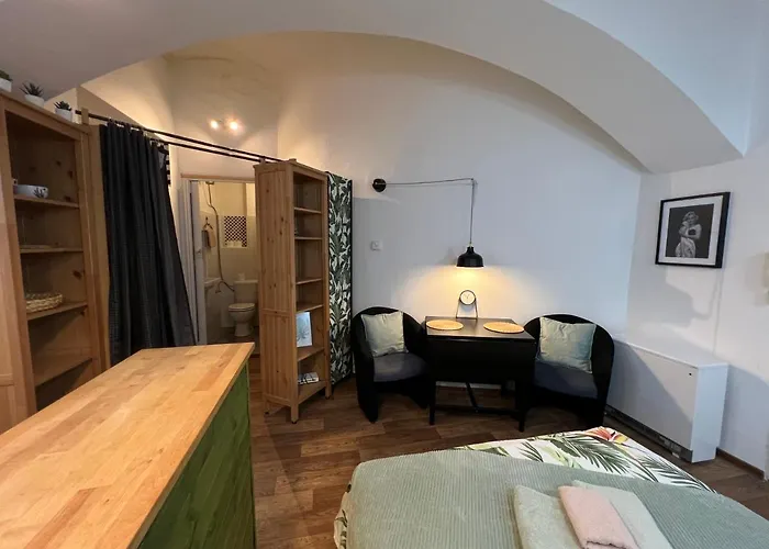 Fun Tiki Vibe / Charles Bridge / Netflix Prága