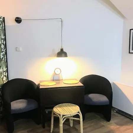 Fun Tiki Vibe / Charles Bridge / Netflix Praha