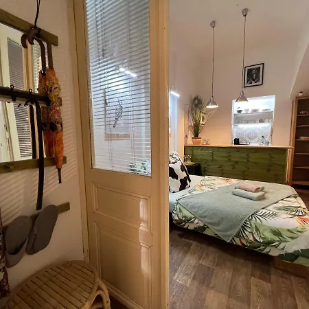 Fun Tiki Vibe / Charles Bridge / Netflix * Praag