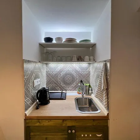 Fun Tiki Vibe / Charles Bridge / Netflix Praag